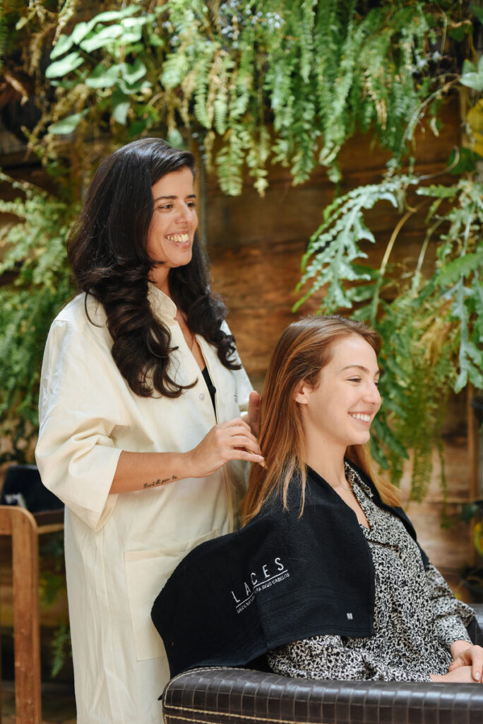 Cris Dios tem mais de 40 anos de prática em hair care (Crédito: Divulgação)