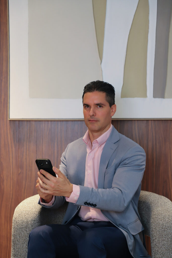 O uso de dispositivos é uma forma contemporânea de atividade de perto, mas a epidemia de miopia já era observada antes da popularização dos smartphones (Crédito: Isabelle Venceslau)