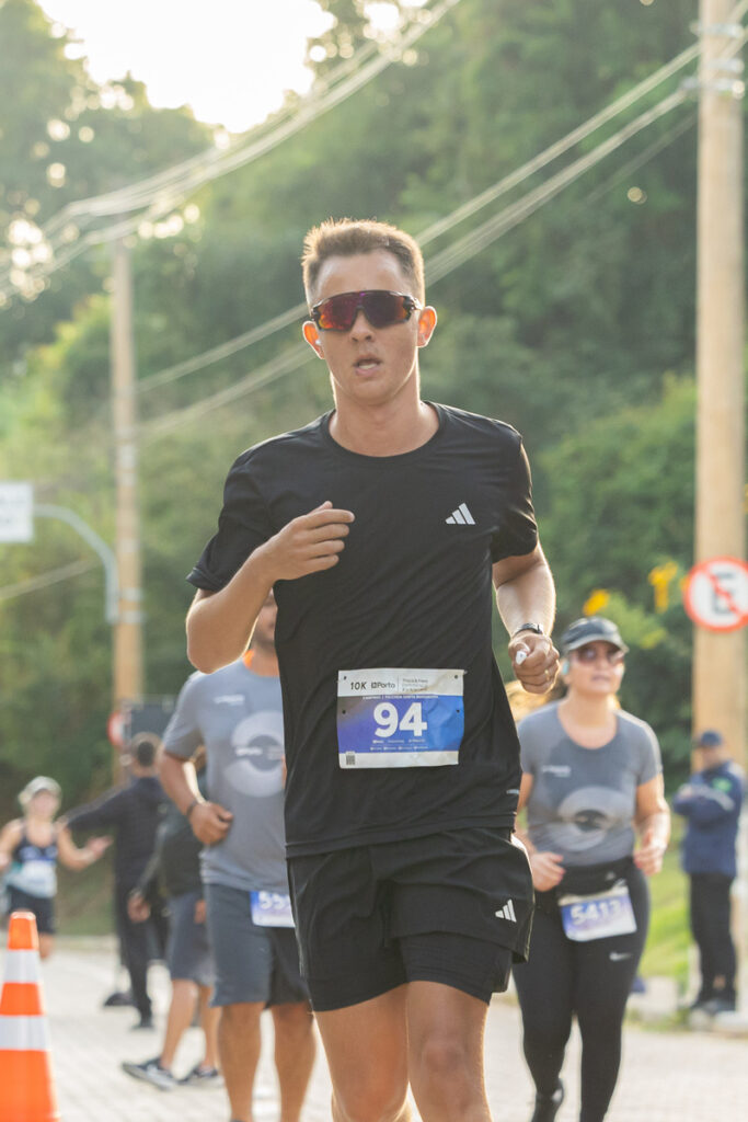 A corrida pode expor os olhos ao vento, poeira, sol e ambientes mais secos, fatores que podem favorecer desconforto e ressecamento (Matheus Campos)