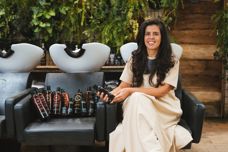 Cris Dios exige alguns dos produtos desenvolvidos pelo Grupo Laces, com formulações de ingredientes naturais e orgânicos certificados (Crédito: Divulgação)
